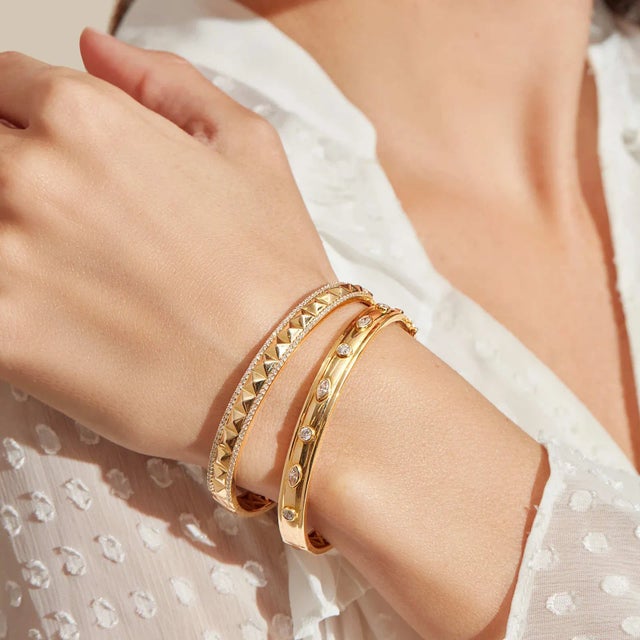 Contemporary The Cassandra 4k Yg Mixed Shaoe Bezel Set Bangle For Sale - Image 3 of 3