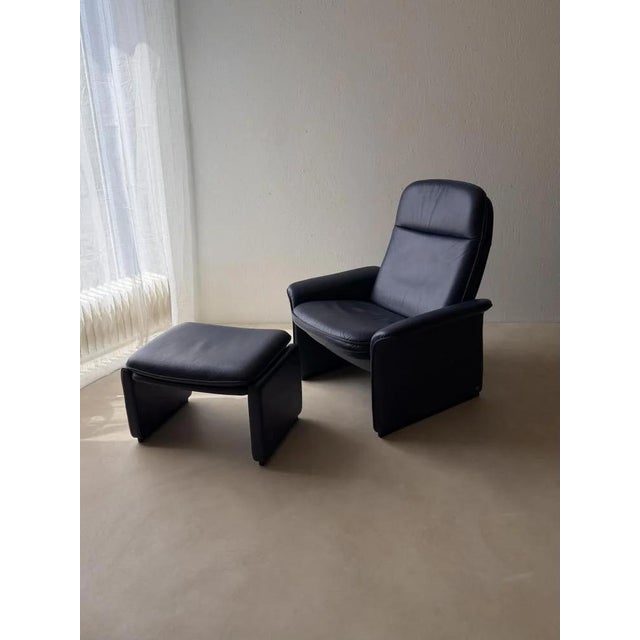 Set of DS 50 Lounge Chair with Ottoman in Dark Blue Leather from de Sede For Sale - Image 4 of 18