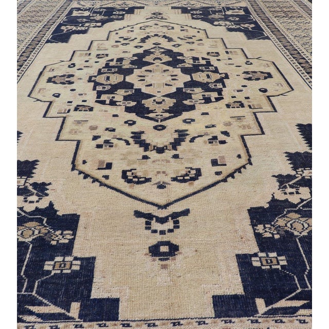 Textile Vintage Hand-Knotted Turkish Oushak in Wool With Sub-Geometric Medallion Design For Sale - Image 7 of 14