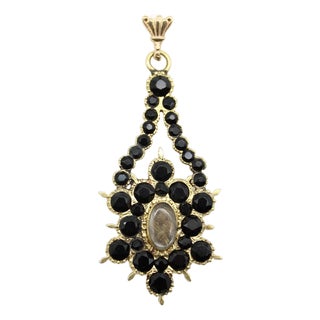 Early 19th Century Georgian 14k Gold Flat Cut Onyx Mourning Pendant For Sale