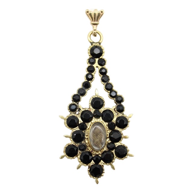 Early 19th Century Georgian 14k Gold Flat Cut Onyx Mourning Pendant For Sale