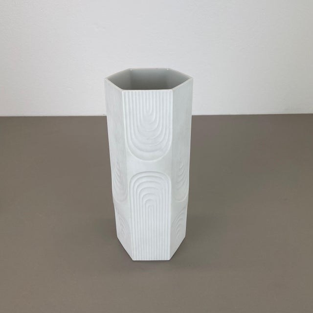 1970s Large Op Art Biscuit Porcelain Vase from AK Kaiser, 1970s For Sale - Image 5 of 16