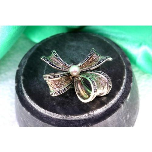 Metal Gold and Silver Bow-Shaped Brooch with Diamond Flakes For Sale - Image 7 of 9