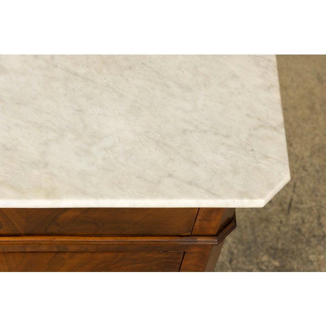 Mid 19th Century Mid-19th Century French Louis Philippe Walnut Commode With Carrara Marble Top For Sale - Image 5 of 18