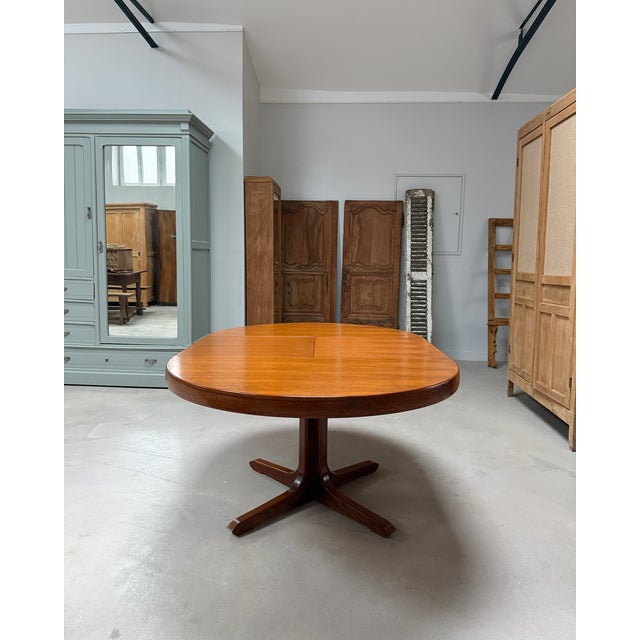 Round Extendable Table from Baumann, 1960s, in Flawless conditions. Designed 1960 to 1969 This piece is attributed to the...