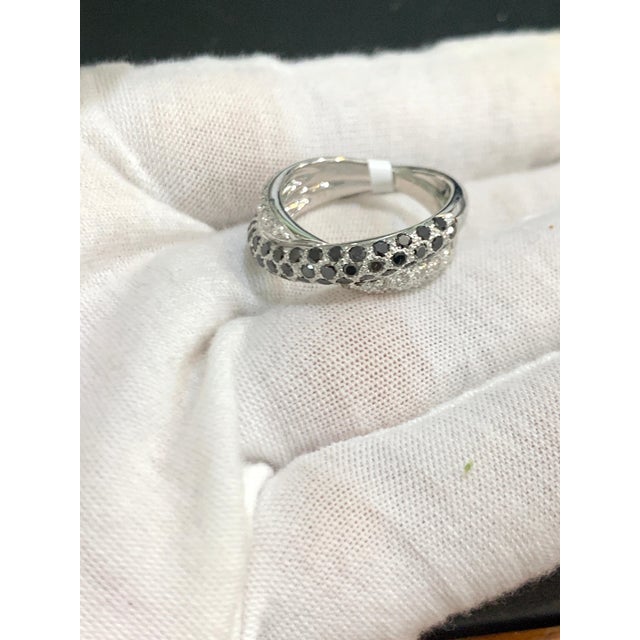 0.8 Carat Black and 0.7 Carat White Diamond Cross Over Band 18 Karat White Gold For Sale - Image 13 of 18