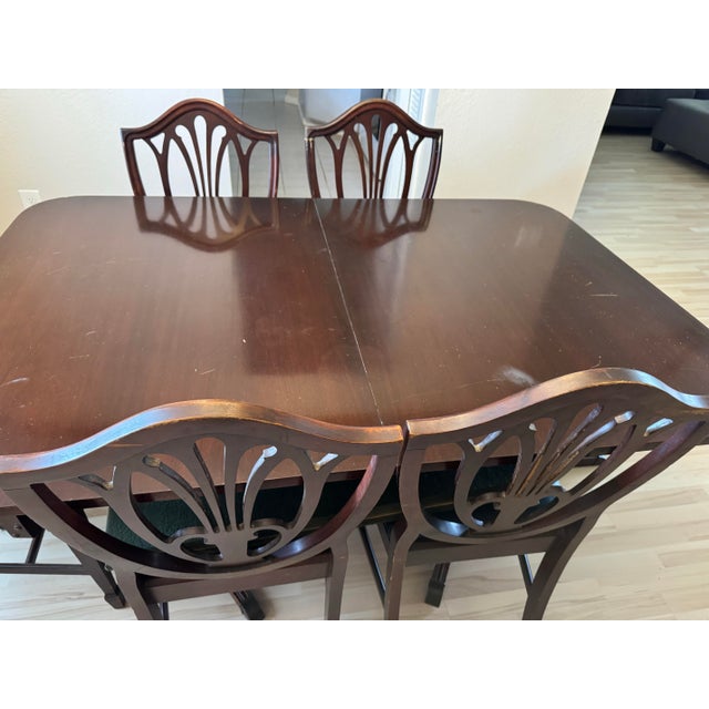 1940s Duncan Phyfe Georgian Style Mahogany Dining Table and Shield Back Chairs - Set of 7 For Sale - Image 10 of 10
