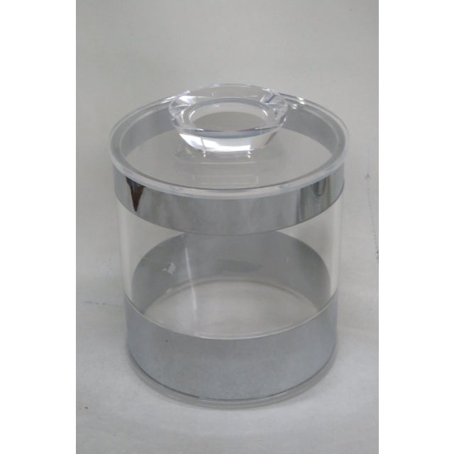 This gorgeous Ice Bucket is made of plastic/Lucite. This wonderful piece is made in the fabulous Mid Century Hollywood...