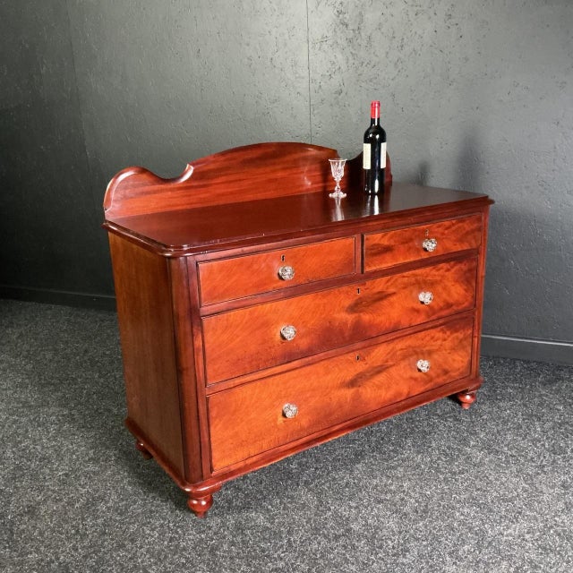 Victorian Mahogany Chest, 1870s, in Good conditions. Designed before 1890