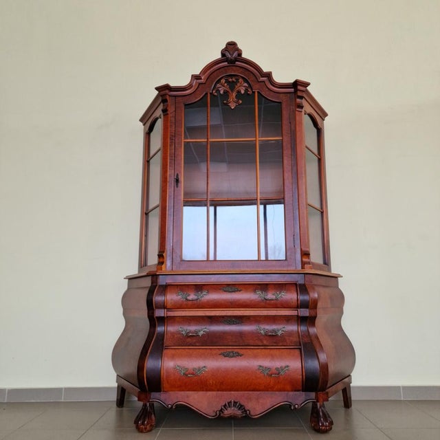 French Two-Piece Showcase, in Flawless conditions. Designed 1920 to 1949