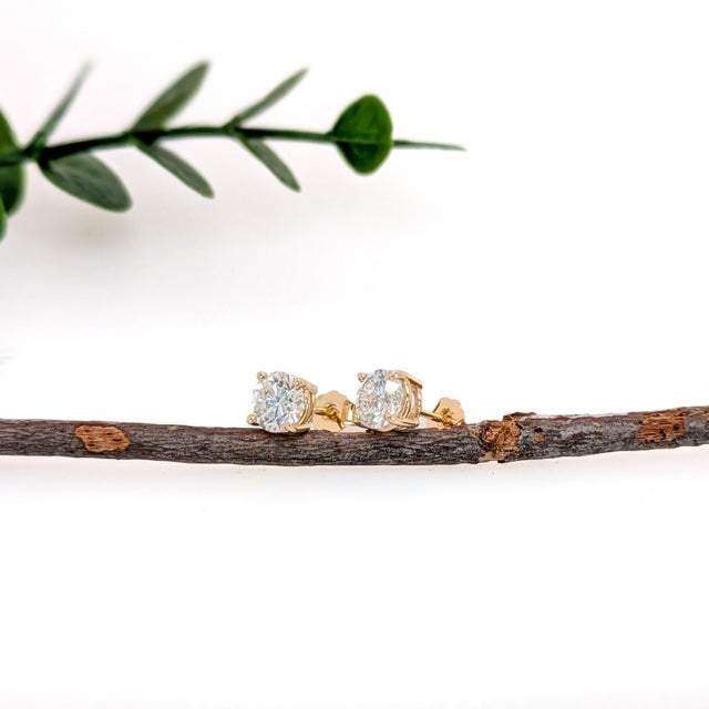 Modern 1.66cts Lab Diamond Solitaire Stud Earrings in 14k Yellow Gold | Round 6mm, A Pair For Sale - Image 3 of 4