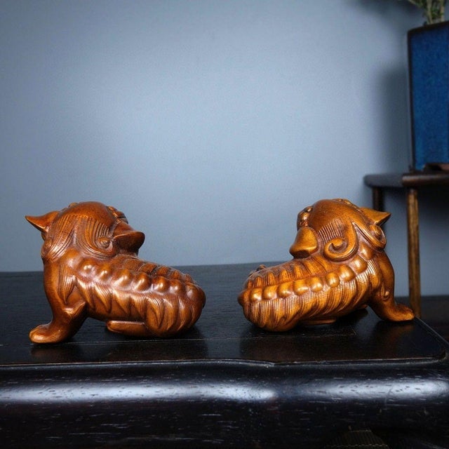 Pair of Vintage Boxwood Guardian Lion Carvings – 2.8" Foo Dog Hand Pieces For Sale - Image 4 of 9