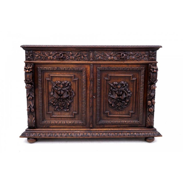 Carved Chest of Drawers, France, 1880s, in Very Good conditions. Designed before 1890