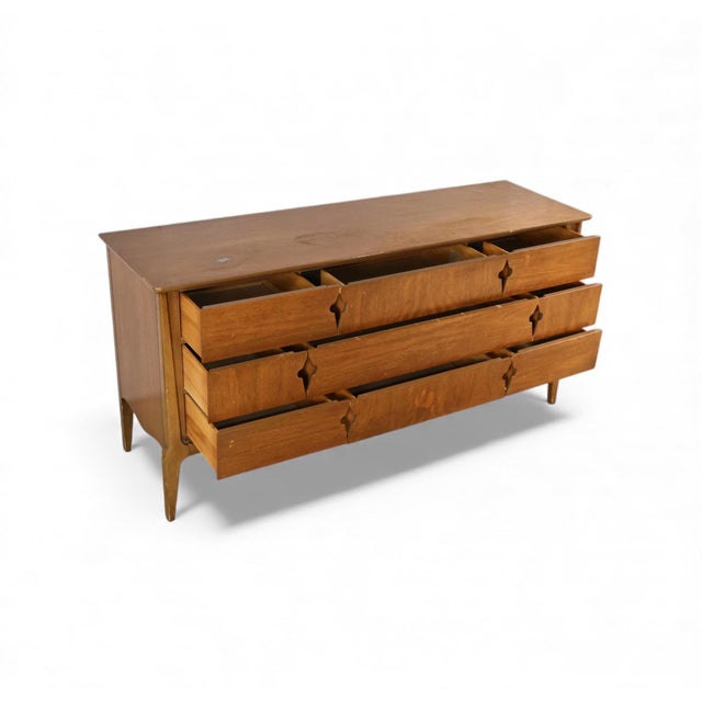 United Furniture Vintage Mid Century Modern 9 Drawer Keyhole Pull Lowboy Dresser C. 1960s For Sale In New York - Image 6 of 8