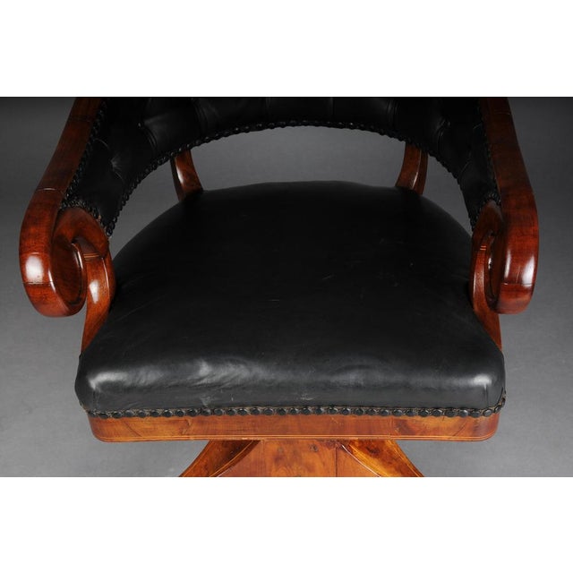 Antique English Chesterfield Captain's Desk Chair in Mahogany, 1830s For Sale - Image 4 of 18