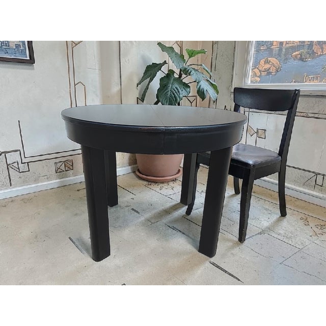This fully restored extendable table from the renowned furniture manufacturer Ruscheweyh dates from around 1925–1930 and...