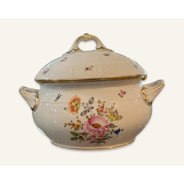 Late 20th century Herend soup tureen with hand-painted floral decoration. Basket weave imprint circles both the top of the...