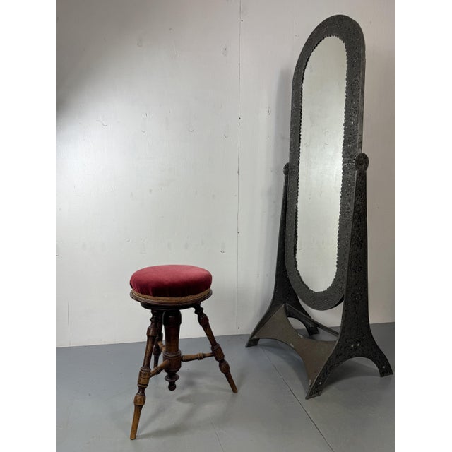 Victorian Antique walnut adjustable piano stool, 1900s The stool is adjustable on its original steel spindle. Height...