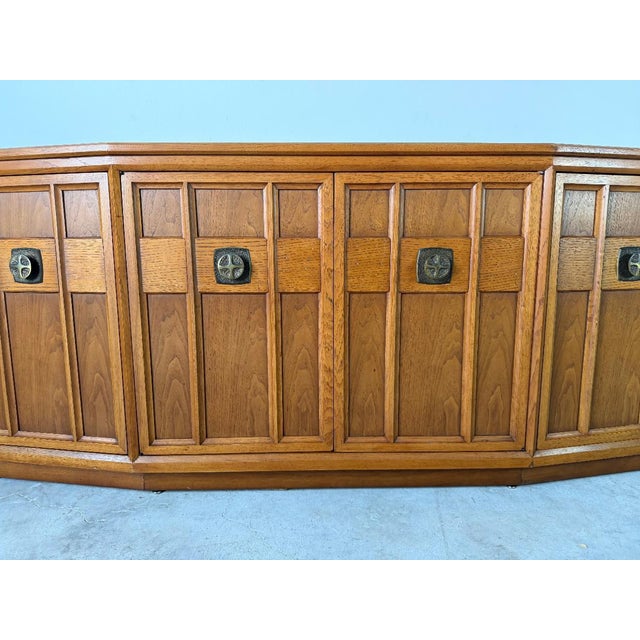 1970s Heritage Mid-Century Modern Sculpted Walnut Sideboard Credenza With Brutalist Broze Hardware For Sale - Image 10 of 18