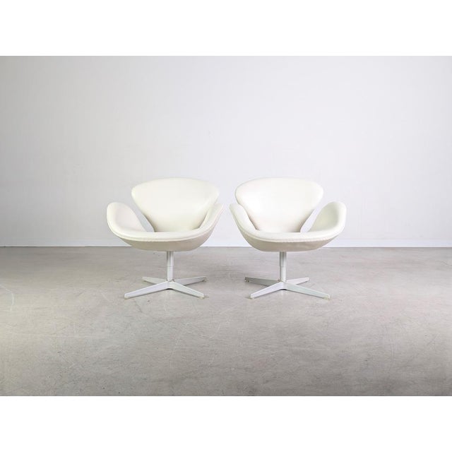 Mid-Century Modern Swan Chair in White Leather by Arne Jacobsen for Fritz Hansen For Sale - Image 3 of 13