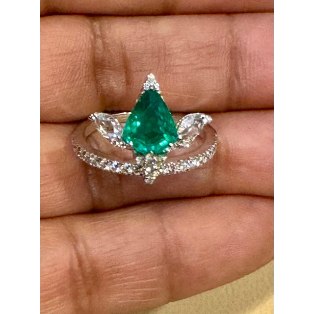 Green 1.2 Ct Finest Zambian Pear Emerald & 1 Ct Diamond Ring in 18 Kt Gold Size 6.5 For Sale - Image 8 of 18