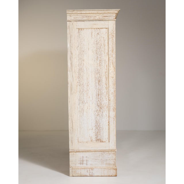 French White Patinated Vitrine France Early 20th Century For Sale - Image 13 of 15