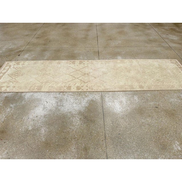 Galerie Shabab Collection Mid-20th Century Turkish Anatolian Runner For Sale In New York - Image 6 of 10