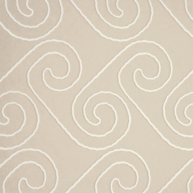 Traditional Schumacher Fortuna Wallcovering In Light Beige For Sale - Image 3 of 6