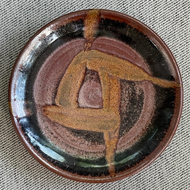 1970s 20th Century Carole Armstrong American Signed Studio Art Chuzara Plates- Set of 4 For Sale - Image 5 of 9