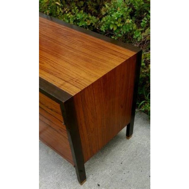 Harvey Probber Mid-Century Modern Harvey Probber Mahogany & Rosewood Cabinet For Sale - Image 4 of 6