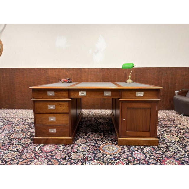 Large English Chesterfield Partners Desk, in Very Good conditions. Designed 1920 to 1949