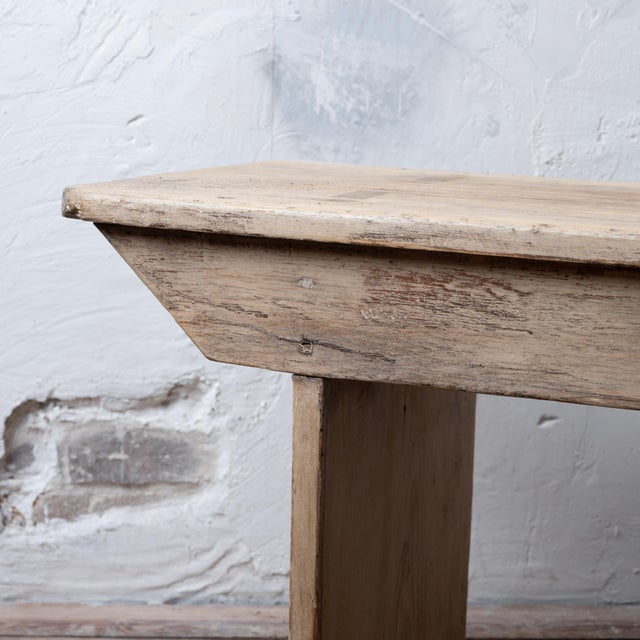 An American Primitive Bleached Bucket Bench, 19th Century For Sale - Image 11 of 12