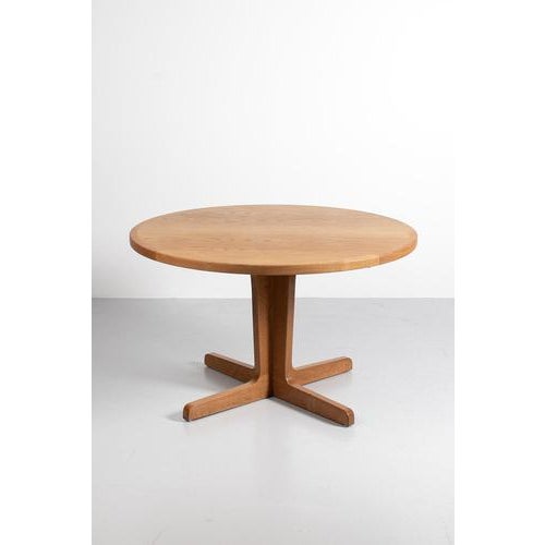 Danish oak extendable table with 2 extensions. A solid and firm round table from the 70’s with room for 4 or 5 persons....