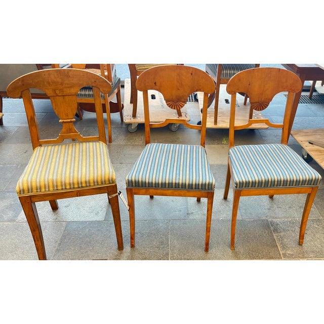 Brown Swedish Biedermeier Dining Chairs in Flame Golden Birch, 1920s, Set of 8 For Sale - Image 8 of 9