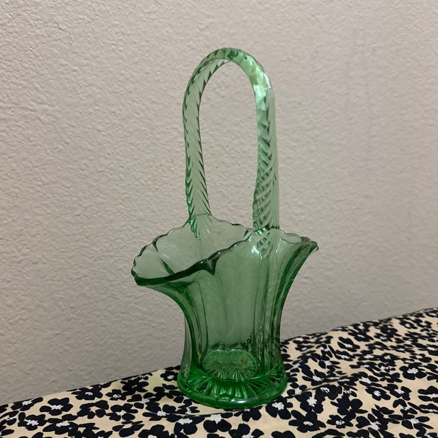 Add a touch of timeless elegance to your collection with this beautiful vintage Westmoreland green Depression glass...