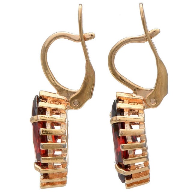 These gorgeous garnet earrings feature a magnificent marquise shape that perfectly complements their gleaming old setting....