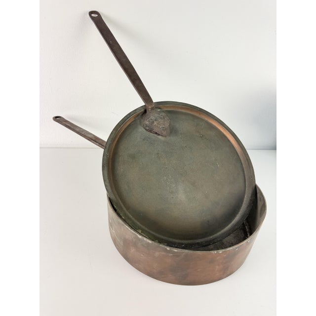 Large copper cauldron with lid, diameter 32 cm, 1930s Including the handle, it measures 63 cm. Height 10 cm. Found in a...