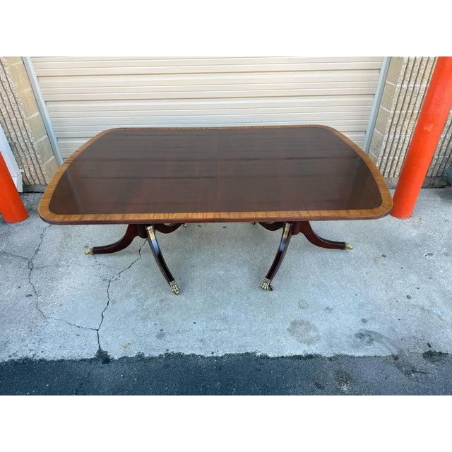 English Late 20th Century Ethan Allen Inlaid Mahogany Pedestal Base Dining Table With Leaves For Sale - Image 3 of 18