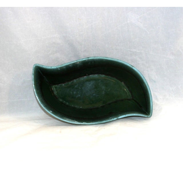 Green 1960s Mid Century Modern Hull Pottery Green Drip Glaze Leaf Shaped Planter Bowl 406 For Sale - Image 8 of 10