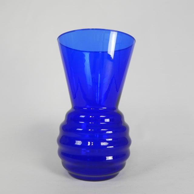 Art Deco Vase with Ribbed Base in Cobalt Blue, 1930s, in Very Good conditions. Designed 1920 to 1949