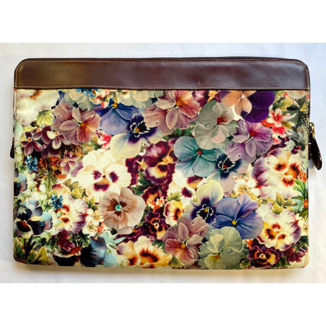 Floral print in the signature Paul Smith coloring from his iconic stripe. It has a chocolate brown leather framed opening...