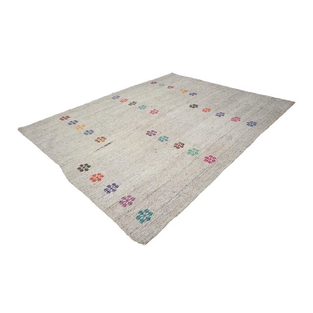Mid-Century Modern Gray Embroidered Vintage Turkish Kilim Rug For Sale - Image 3 of 7