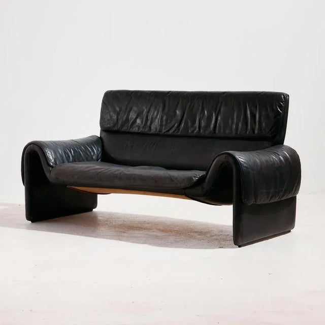 Two-seater ‘Ds 2011’ leather sofa with curved shapes from the 1980s produced by de Sede. Thanks to its design and...