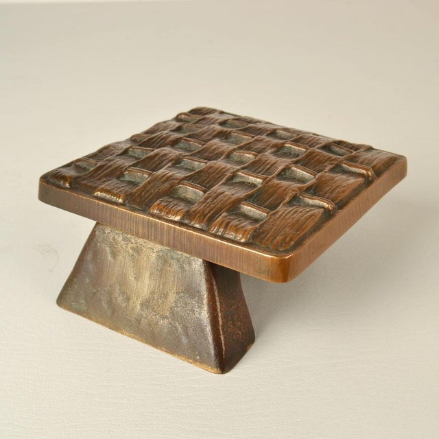 1970s Square Push and Pull Door Handle in Bronze in Basket Relief, 1970s For Sale - Image 5 of 10