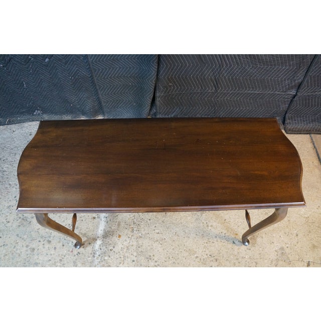 Mid 20th Century Vintage Queen Anne Style Mahogany Sofa Console Hall Entry Table For Sale - Image 5 of 17