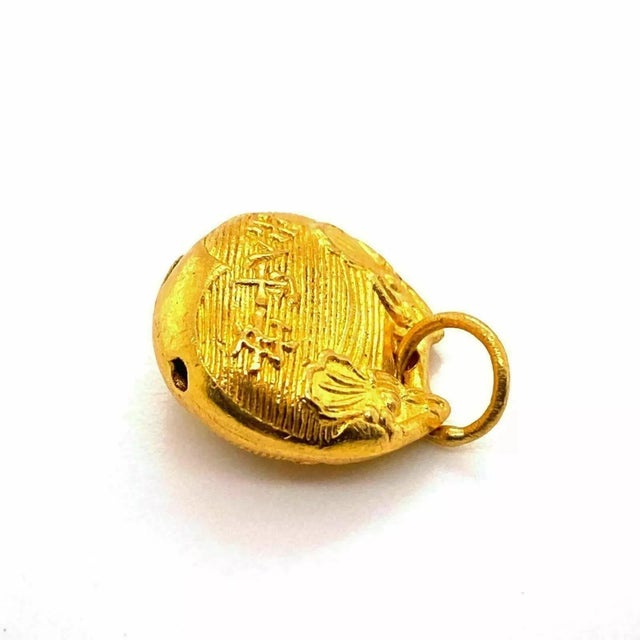 Material; 24k gold Measurement: 19mm tall w/bail x 15mm wide x 7.8mm high Without bail: 15mm tall Weight: 4.1 grams This...