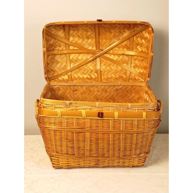English Decorative Anglo-Indian Inspired Style Bamboo Rattan Blanket Hamper | Large Chinoiserie Keepsake Chest | Vintage Lidded Storage For Sale - Image 3 of 16
