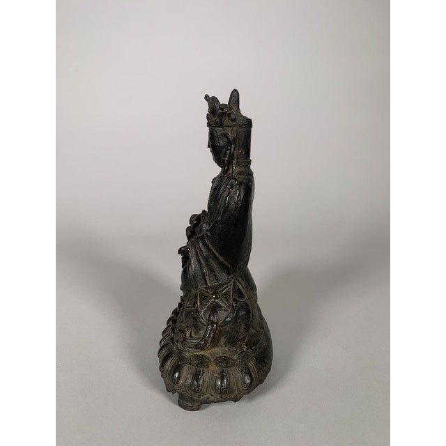 Sculpture of a Guanyin Bodhisattva, Ming Dynasty (1368-1644), China, 15th-16th Century For Sale - Image 4 of 11