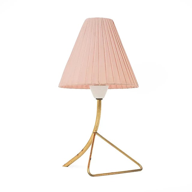 Italian made table lamp produced in the 50s. Brass structure. Metal and pink fabric diffuser. It uses an E14 bulb. Good...