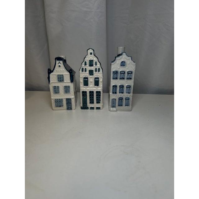 Since the 1950s, KLM has presented its World Business Class passengers with a Delft blue miniature traditional Dutch...